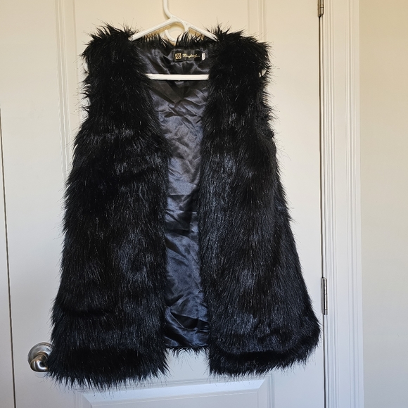 Black Faux Fur Vest - Picture 1 of 4